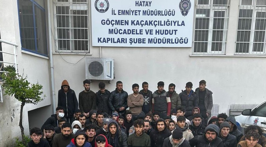 Hatay'da römorkun içinde tıka basa 53 kaçak göçmen yakalandı!