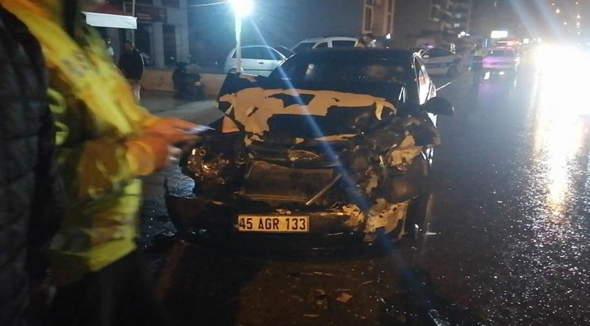 Otomobil, şehir içi yolcu otobüsüne çarptı: Yaralılar var