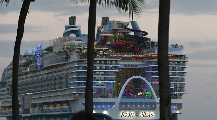Dünyanın en büyük yolcu gemisi 'Icon of the Seas' ilk yolculuğuna çıkıyor!