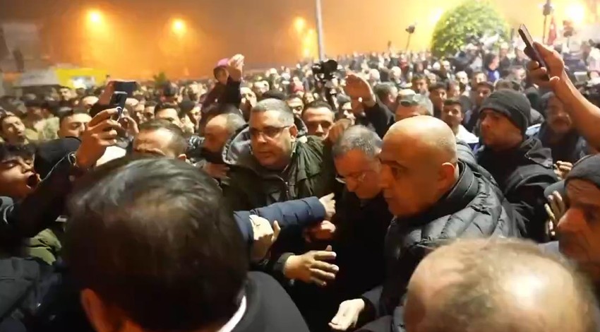 Hatay'da anma töreninde Lütfü Savaş'a büyük tepki! Protesto edildi
