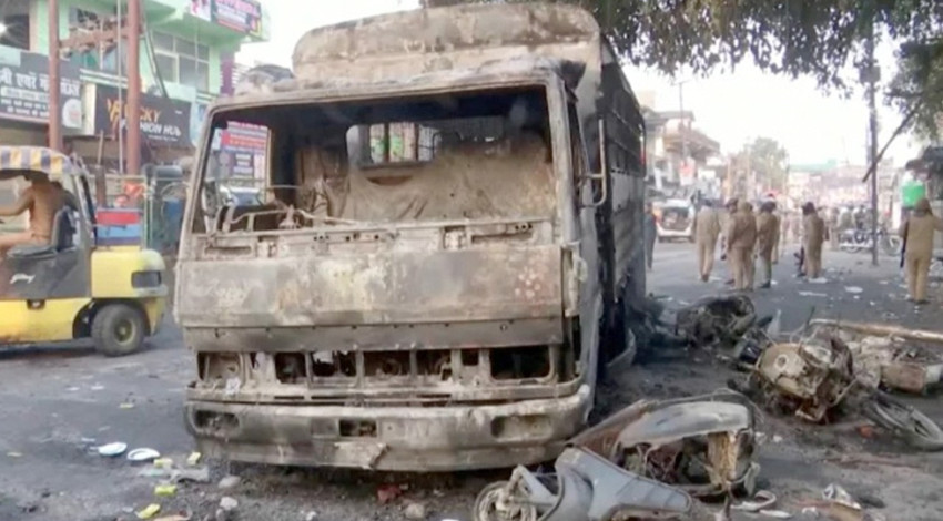 Hindistan'da cami yıkımına karşı çıkan Müslümanlar polisle çatıştı