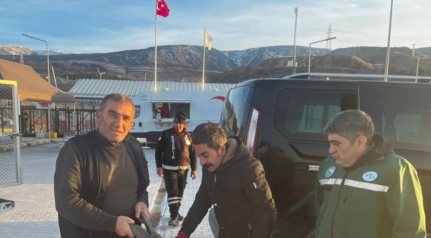 Erzincan'da görevlerinden dönen ekipler, yaralı haldeki nadir canlıya rastladı. Hemen yetkililere bildirdiler