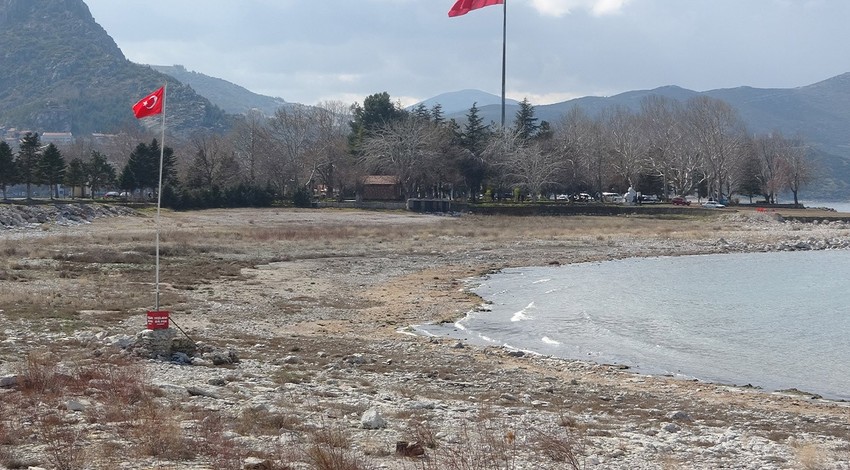 Eğirdir Gölü can çekişiyor! Kuruyan gölden geriye su kaydırağı kaldı