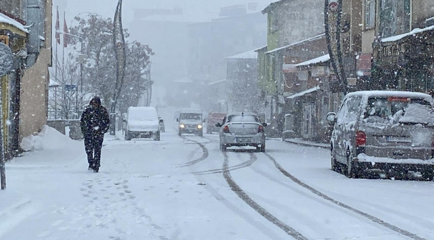 Karlıova'nın başı soğuk hava ile büyük belada! Şiddetli kar yağışının yaşandığı ilçede kar kalınlığı 15 santimi aştı