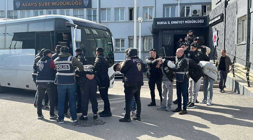 Bursa merkezli düzenlenen eş zamanlı fuhuş operasyonunda yakalanan 31 zanlı adliyeye sevk edildi!