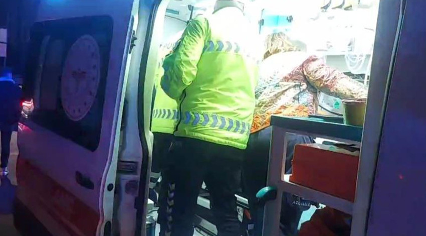 Kadıköy'de aniden şerit değiştiren taksi, sol şeritte ilerleyen otomobile arkadan çarptı! 1 yaralı