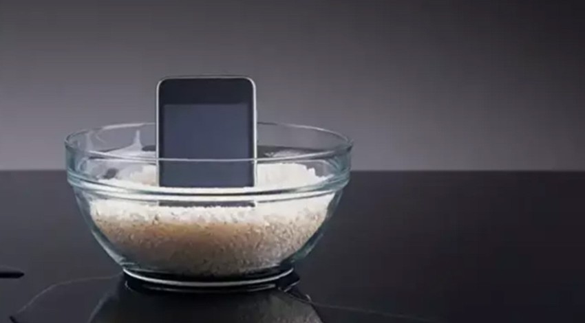 Apple'dan suya düşen telefonlar için uyarı!