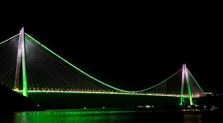 İstanbul'da köprüler yeşil ve beyaza büründü
