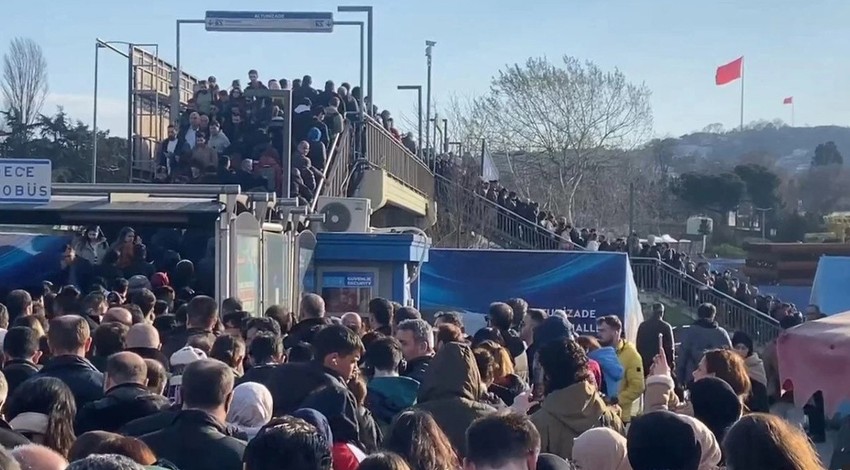 Metrobüs arızası vatandaşı isyan ettirdi! Alman turist "Böyle bir şeyi yeni görüyorum"