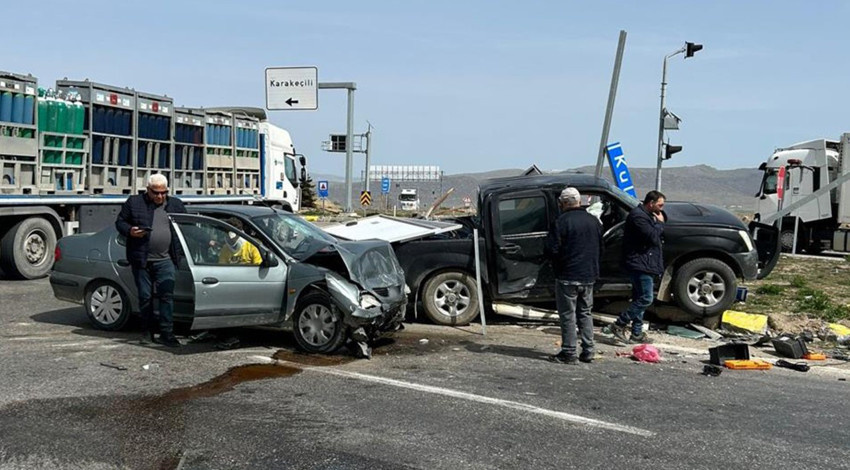 Kırıkkale'de korkutan kaza: Otomobil ile pikap çarpıştı