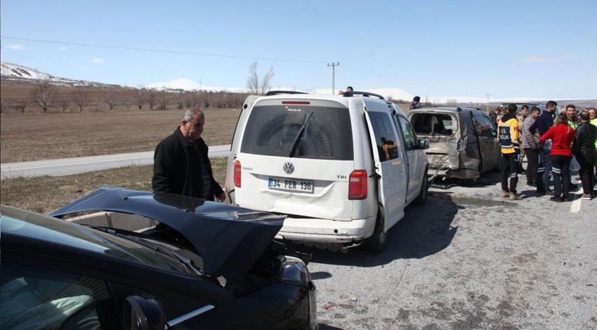 Cenaze konvoyunda zincirleme trafik kazası