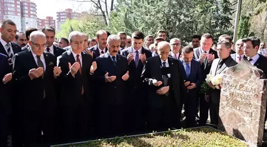 Devlet Bahçeli, Alparslan Türkeş'in mezarını ziyaret etti