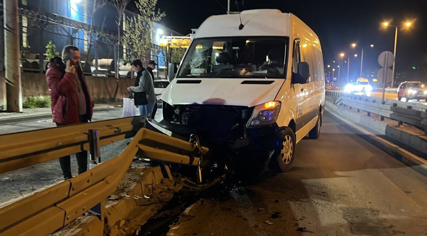 İşçi servisi bariyere çarptı! Yaralılar var