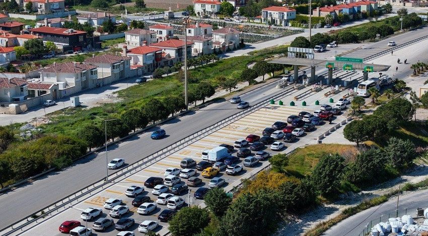 Akın akın Çeşme'ye gittiler: Bayram tatilinde tatil beldesi doldu taştı