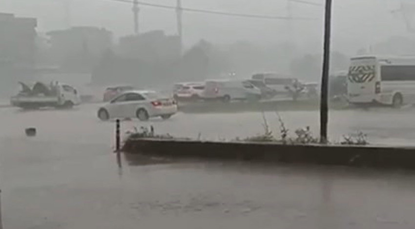 Bursa'da bir anda başlayan sağanak yağış hayatı felç etti! Vatandaşlar korku dolu anlar yaşadı