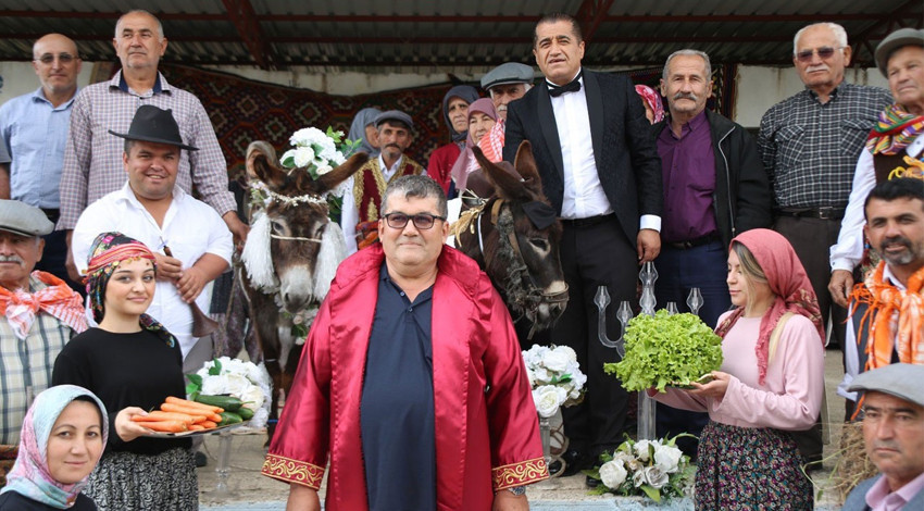 Böyle olay görülmedi! Köy ahalisi şaştı kaldı! Davullu zurnalı düğün yaptı!