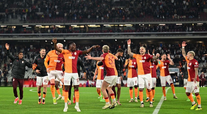 Galatasaray’dan ayrılacak futbolcular belli oldu! 9 isim sezon sonu yolcu! Bir isim var ki taraftar asla gitmesini istemiyor