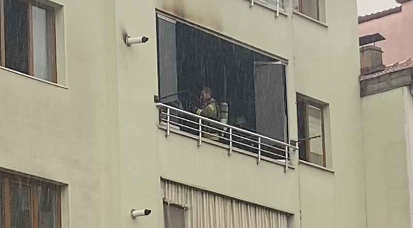 Kocaeli'de sağanak yağış devam ederken bir anda geldi. 5 katlı binanın 3. katına düştü