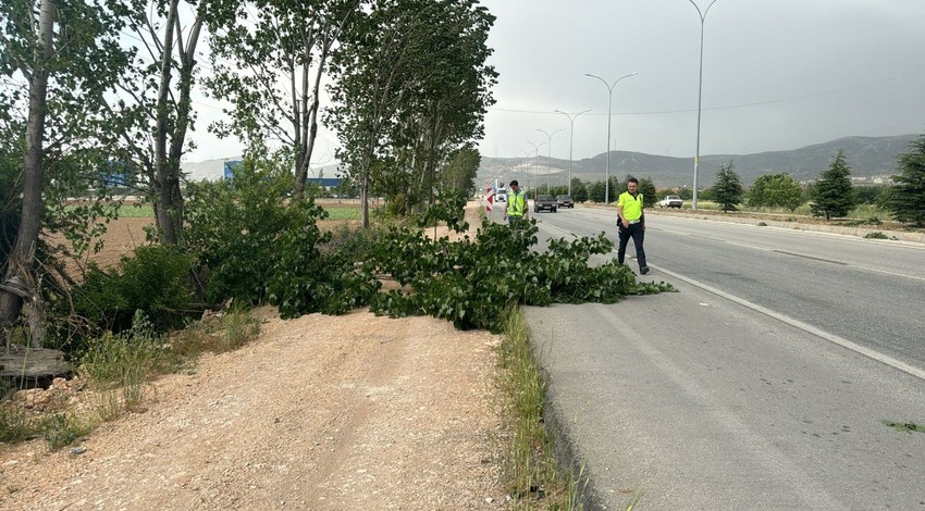 Afyonkarahisar’da yer yerinden oynadı! Hem fırtına hem yağmur ikisi birden Afyonkarahisar'ı vurdu