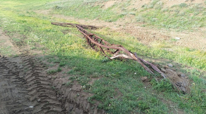 Kontrolden çıkan araç elektrik direğine çarptı: 2 yaralı