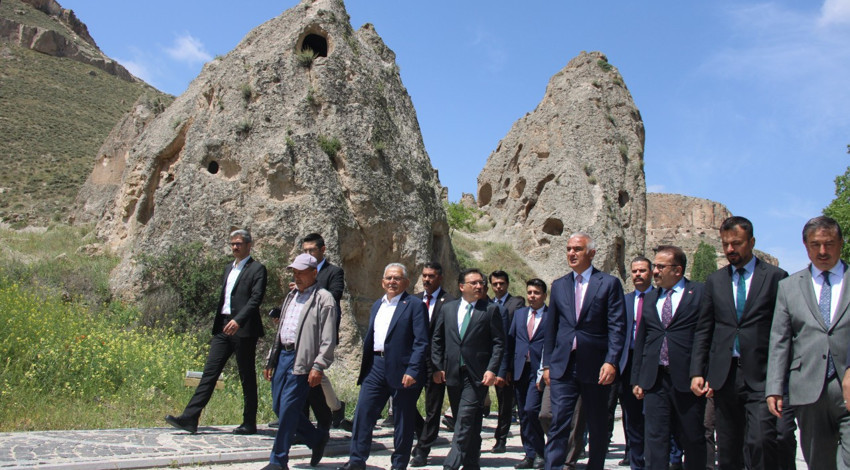 Bakan Ersoy, Kapadokya'nın girişi kapısını gezdi