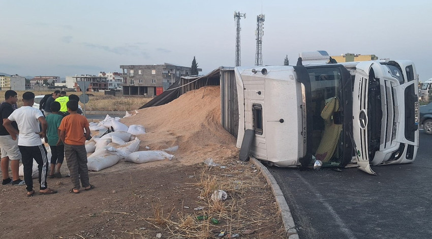 Mardin'de devrilen tırın sürücüsü yaralandı
