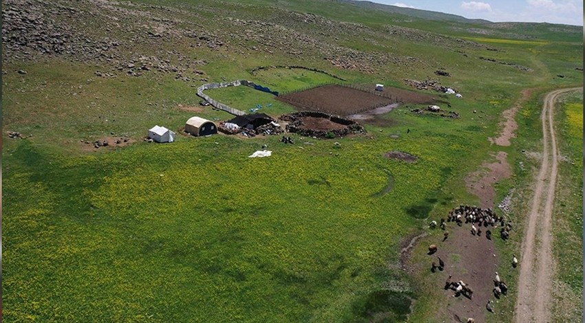 SİNEK YAYLASINDA GÖÇERLER YAYLANIN YOLUNU TUTTU