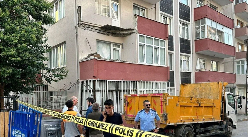 KARTAL'DA 5 KATLI BİNANIN BALKONU ÇÖKTÜ