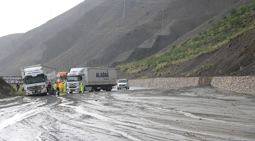 Erzincan-Sivas kara yolunda heyelan! Yol çift yönlü ulaşıma kapandı