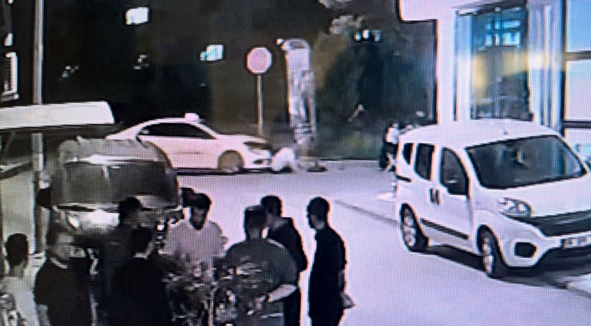 Kayan taksisini durdurmaya çalışan sürücü taksinin altında kaldı