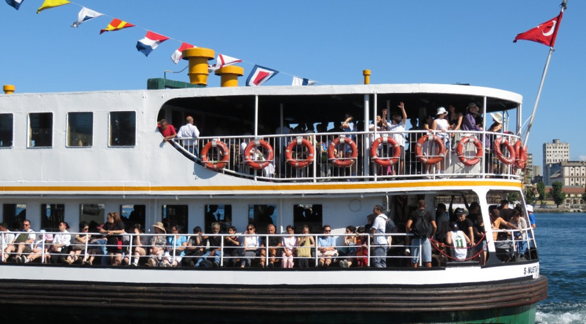 Kadıköy Adalar İskelesi'nde Bayram yoğunluğu; metrelerce kuyruk oluştu