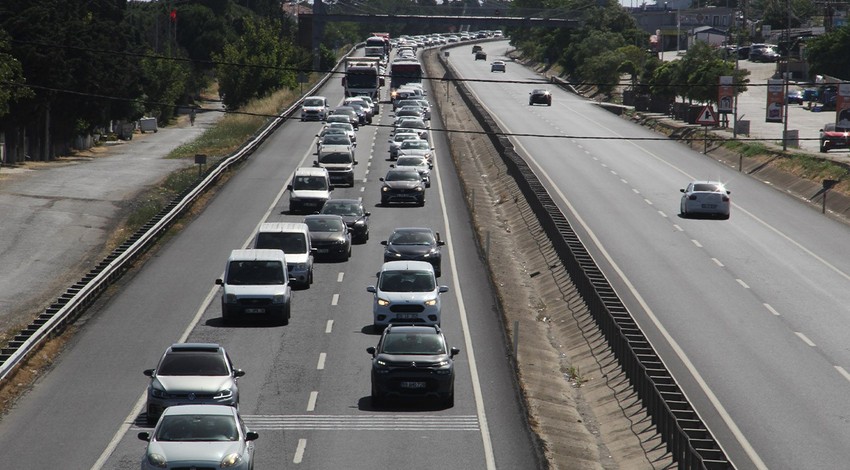 İstanbul-Tekirdağ kara yolunda dönüş çilesi! Yoğunluk sebebiyle araçlar, zaman zaman yavaş ilerliyor