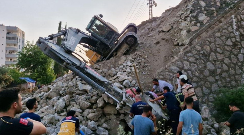 Hatay'da inşaat alanında toprak kayması! Operatörü kurtarmak için çalışma başlatıldı
