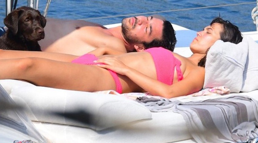 Pınar Deniz ile Kaan Yıldırım çiftinden tatil kareleri! Bodrum'da demirledikleri teknelerinde görüntülendiler