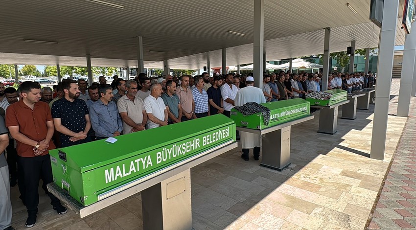 Malatya'da babalarının öldürdüğü aynı aileden 3 kişinin cenazesi toprağa verildi!