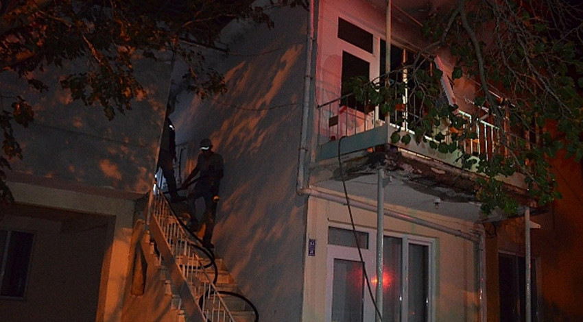 Mutfak tüpü bomba gibi patladı: Ev ve bitişiğindeki samanlık cayır cayır yandı