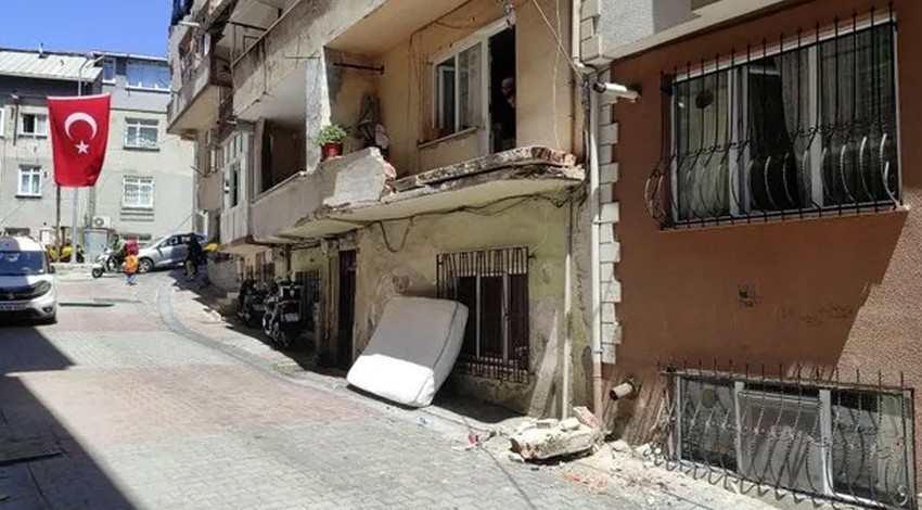 Kamyonun çarptığı balkon yıkıldı: Kopan parçalar sokağa düştü