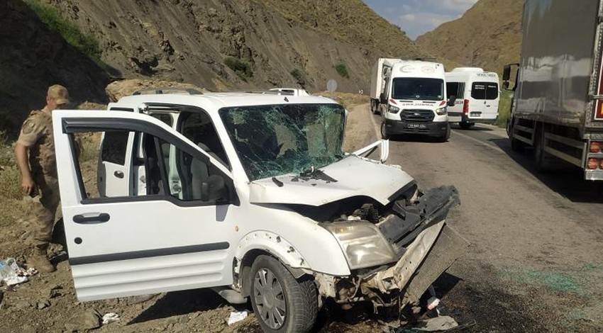 Hakkari'de kazanın ardından can pazarı: Yolcu minibüsü ve hafif ticari araç kafa kafaya çarpıştı