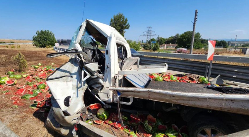 Karpuz yüklü kamyonet refüje çarptı