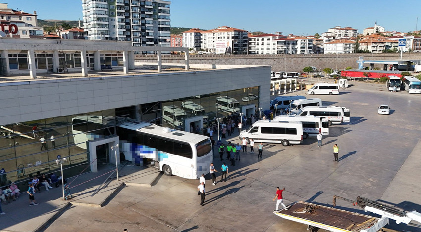 Faciadan dönüldü! Otobüs otogara daldı: Yaralılar var