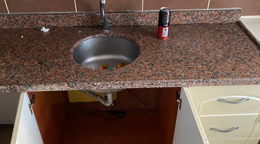 Ev sahibiyle kavga eden kiracı camı çerçeveyi indirdi