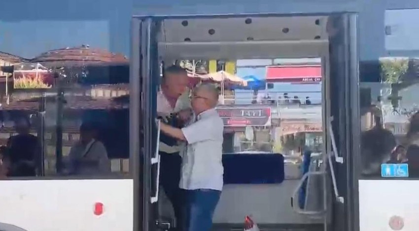 Bu ne sinir! Otobüste iki yolcu arasında çıkan yer kavgasında taraflar birbirine saldırdı