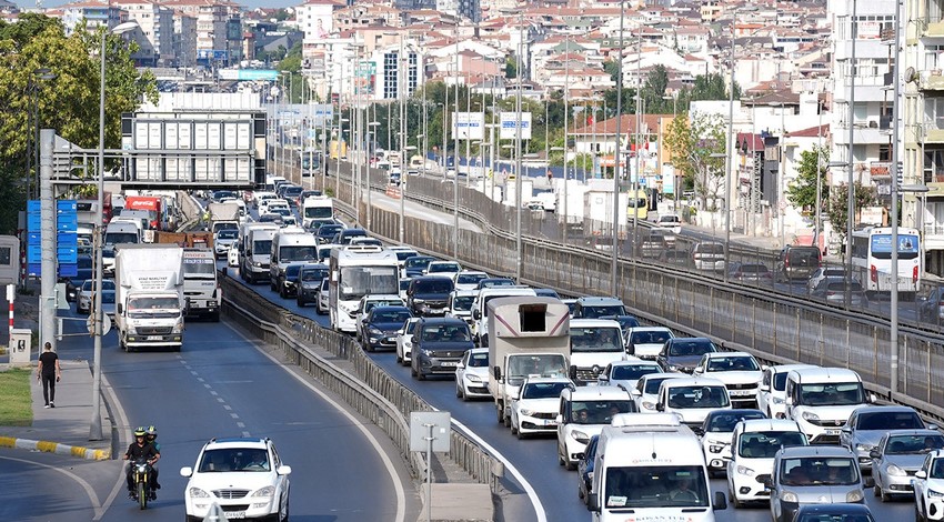 İstanbullular dikkat! İki ayrı noktada yol çalışması! O yolda trafik felç oldu