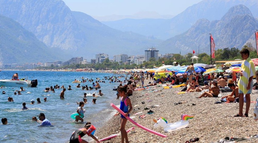 Antalya'da termometreler sınırları zorladı! Kent termometreleri 44, araç termometreleri 47'yi gösterdi