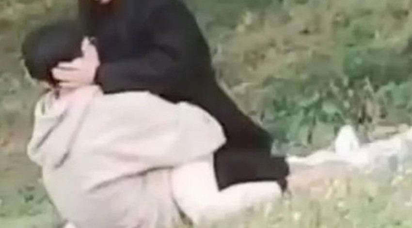 Parkta cinsel ilişkiye girmek için uzun kaban giyip altını çıplak bıraktı! Kadının yaptığı şeytanın aklına gelmez