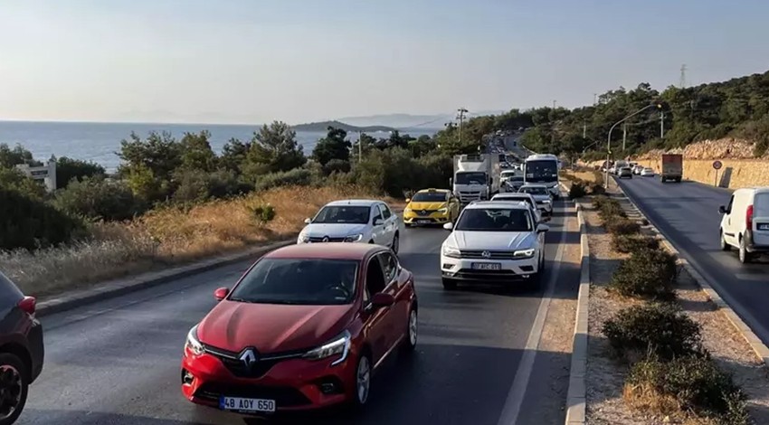 Bodrum'a yine akın var: 24 saatte 20 bin araç geldi
