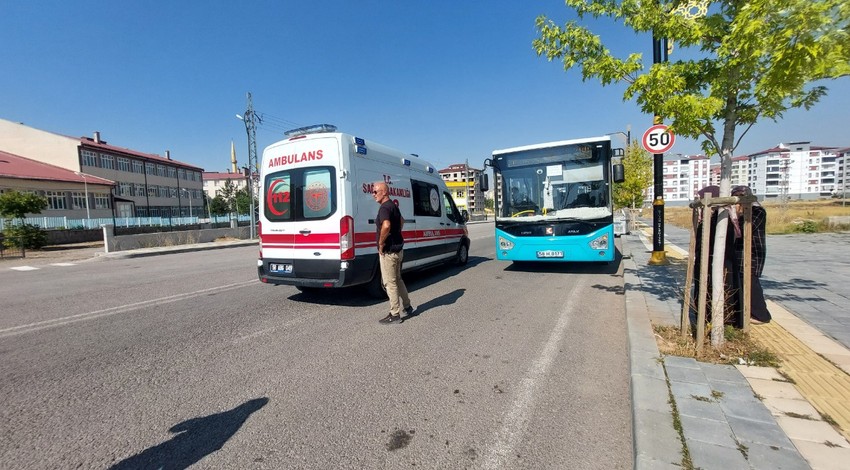Otobüste kalp krizi geçirdi! Vatandaşlar yardımına koştu!