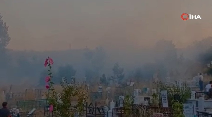 Yüksekova’da mezarlıkta yangın paniği