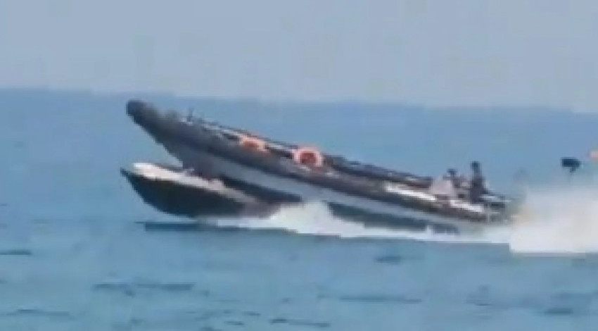 İspanyol jandarması, kaçak göçmen taşıyan tekneyi üzerinden geçerek durdurdu!