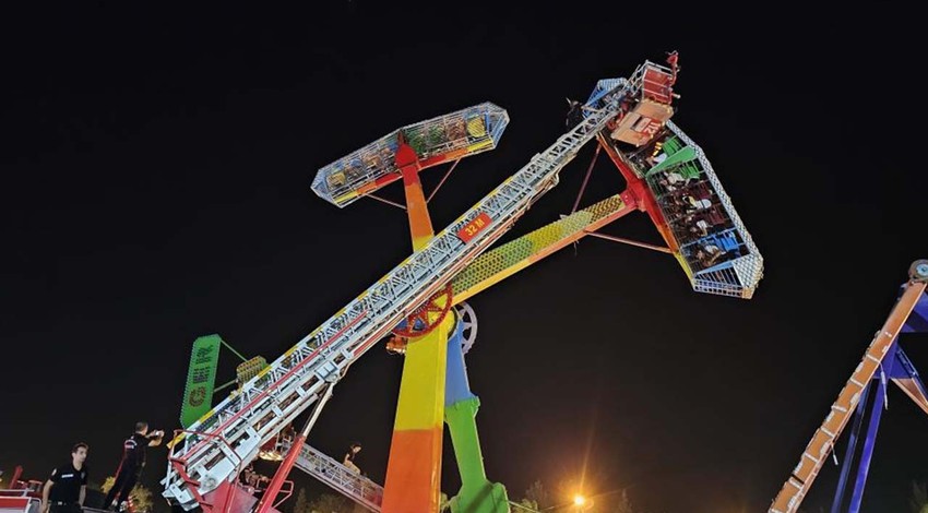 Lunaparkta korku dolu anlar! Havada asılı kaldılar